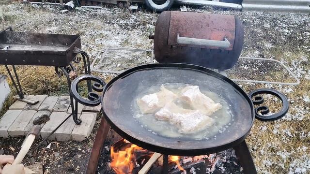 Крупная рыба на большой сковородке.