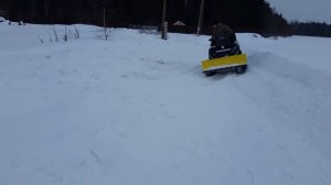 Чистим снег .Сфмото х8 на гусеницах