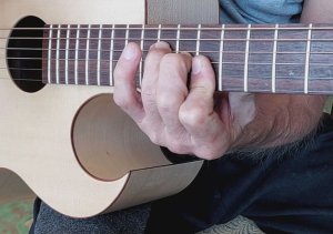 Стройность и звучание мастеровой гитары с изношенными струнами