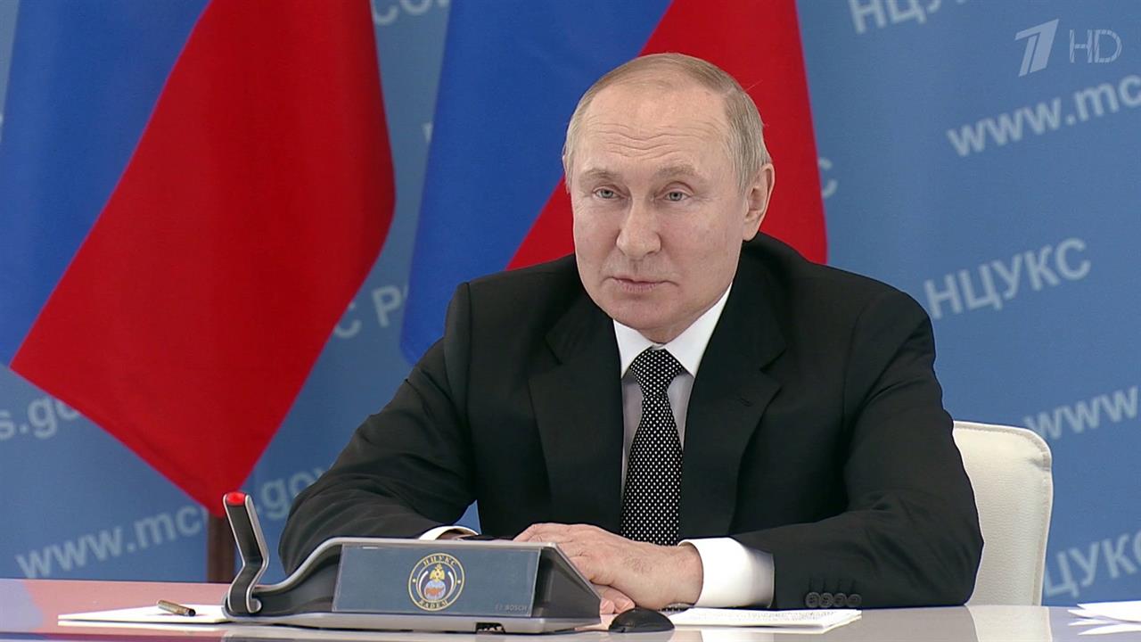 Владимир Путин в штаб-квартире МЧС представил нового главу ведомства Александра Куренкова