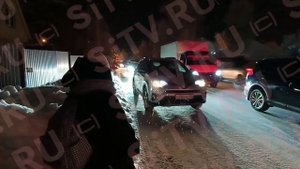 Идут в школу по обочине: жители  просят обустроить пешеходную зону ради безопасности их детей.