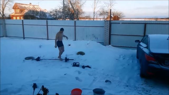 Тренировки на снегу вегана-сыроеда. "Турецкий подъем" - 50 кг. Толчок 40 кг гири смотреть онлайн