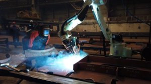 Сварочный робот Kawasaki BA006L с источником KEMPPI A7 450 выполняют сварку корабельных панелей.