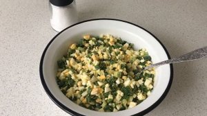 Пирожки с луком и яйцом из слоеного дрожжевого теста /Pies with green onions and boiled eggs