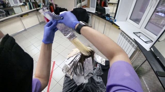 Сделала цветную растяжку цвета на короткие волосы. Яркое окрашивание в персиковый цвет + стрижка.