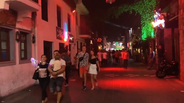 Турция. Барная улица и ночной клуб Club Areena в Мармарисе.