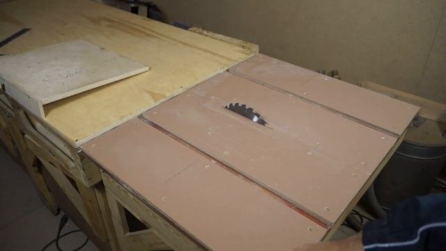 Простой стол для циркулярной пилы из обрезков ламината