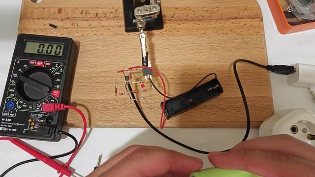 Самодельное автоматическое зарядное устройство для Li-Ion аккумуляторов 3,7V от USB смотреть онлайн