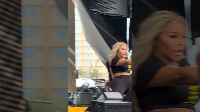 Lil Kim Goes Crazy On Lovers & Friends Stage With "The Jump Off" смотреть онлайн