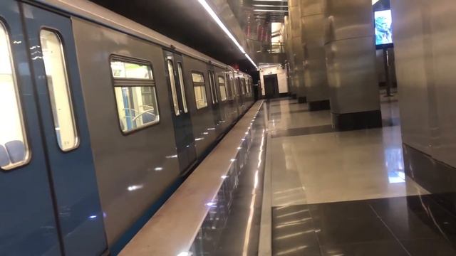 Электропоезда «81-760/761 (Ока)» и лифт на станции метро «Деловой центр» // 27 декабря 2021 года