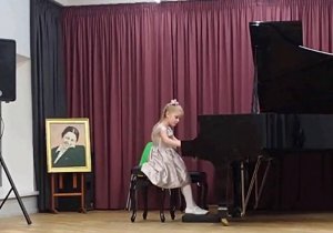 Казакова Екатерина
Игра на фортепьяно
Л. Власова "Метелица"