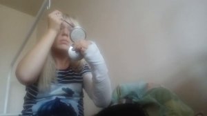 Как со сломанной рукой можно сделать макияж? Да очень просто.