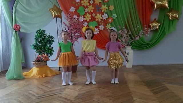 "У всех мама есть", Исполняют:  Гнатива В., Рыбасова М., Иванова В., 5 лет