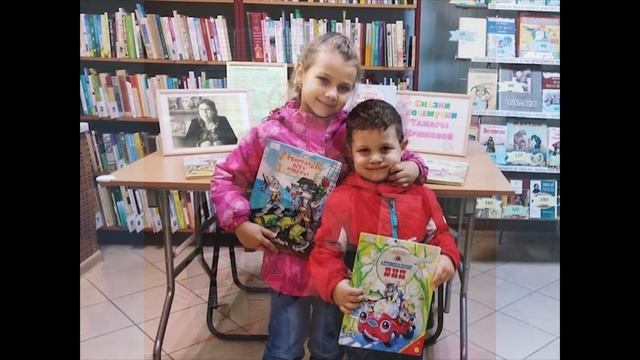 Поздравительная открытка "Под сенью книжных стеллажей" смотреть онлайн