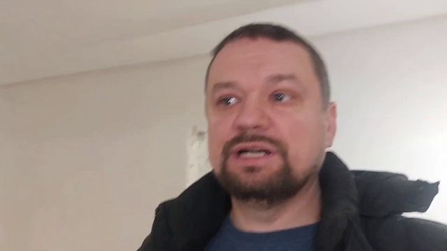 Монтаж теневого плинтуса или скрытого плинтуса. Плюсов нет одни минусы.