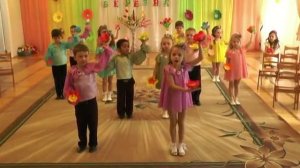 Танец с бумажными цветами для мамы( средняя группа)