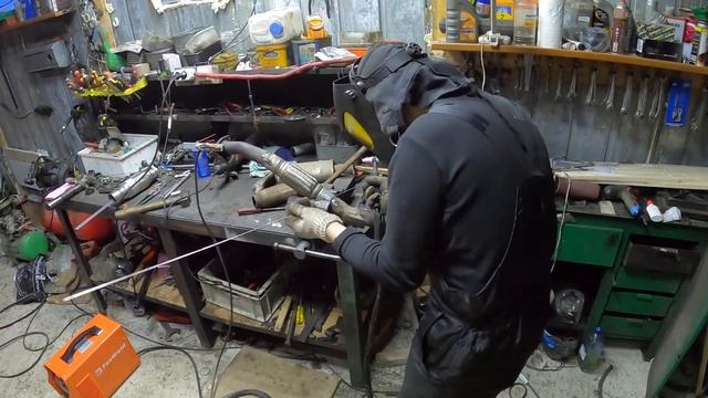 СВАРКА АРГОНОМ В РЕАЛЬНЫХ УСЛОВИЯХ. РЕМОНТ ГЛУШИТЕЛЯ НИССАН.