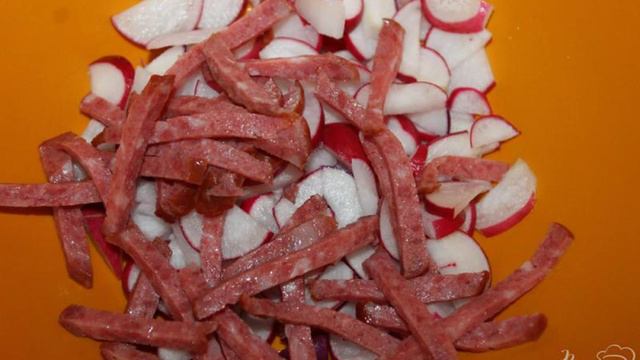 Салат с редисом, копченой колбасой и зеленью