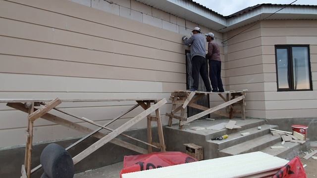 Тёплый дом ?, обшиваем фасад дома термопанелями! Жидкий травертин! #amazing #home #diyprojects смотреть онлайн