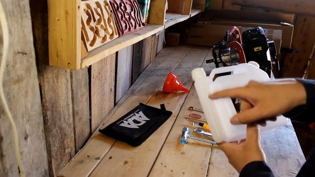 Как приготовить топливо для двухтактного двигателя 1:25, 1:30, 1:50 с помощью мерной канистры ADA смотреть онлайн