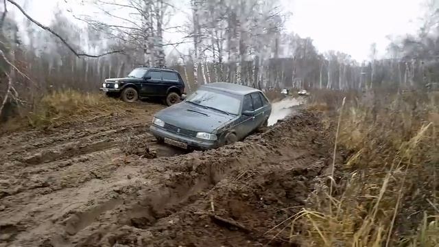 Quattro-Москвич поспорил с Нивой ProDrive и кроссоверами на бездорожье _ Осенний смотреть онлайн