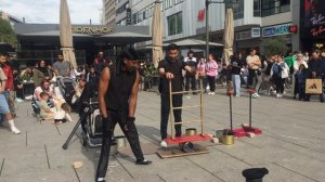 ГЕРМАНИЯ. ВЫСТУПЛЕНИЕ АКРОБАТА В ЦЕНТРЕ ФРАНКФУРТА