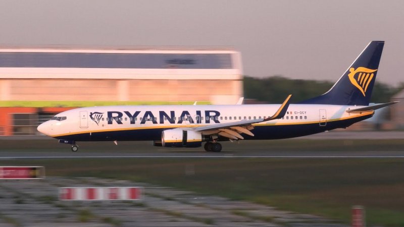 Beautiful and sonorous landing at sunset, Boeing 738, Ryanair Airlines. My #shorts