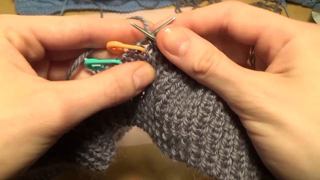 Вязание спицами. Шапка с косами и помпоном  ///  Knitting for beginners. Hat with braids and pompon