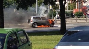 Горит Шевроле Нива. Ул.  Бухарестская СПБ. Пожар.