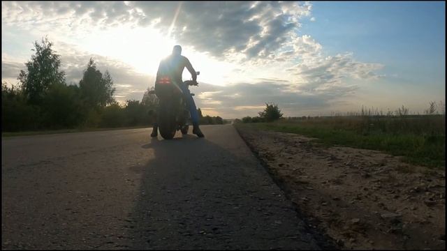 Почти максимальный разгон с места на дорожнике (мото драг) смотреть онлайн