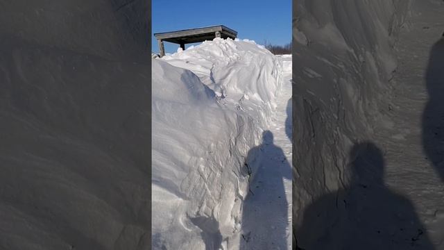 Снежная погода была в феврале и дождливая в августе. Разница семь месяцев.