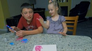 Делаем отпечаток детской ручки. Красим ладошки. Отпечатки детских ручек на холсте. Дети все в краск