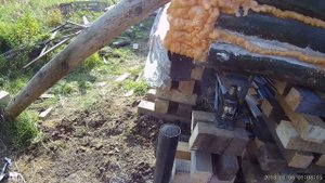 Замена фундамента деревянного дома. Работают профессионалы.