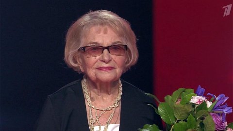 91-летняя Дина Юдина покорила наставников и миллионы зрителей шоу "Голос 60+"