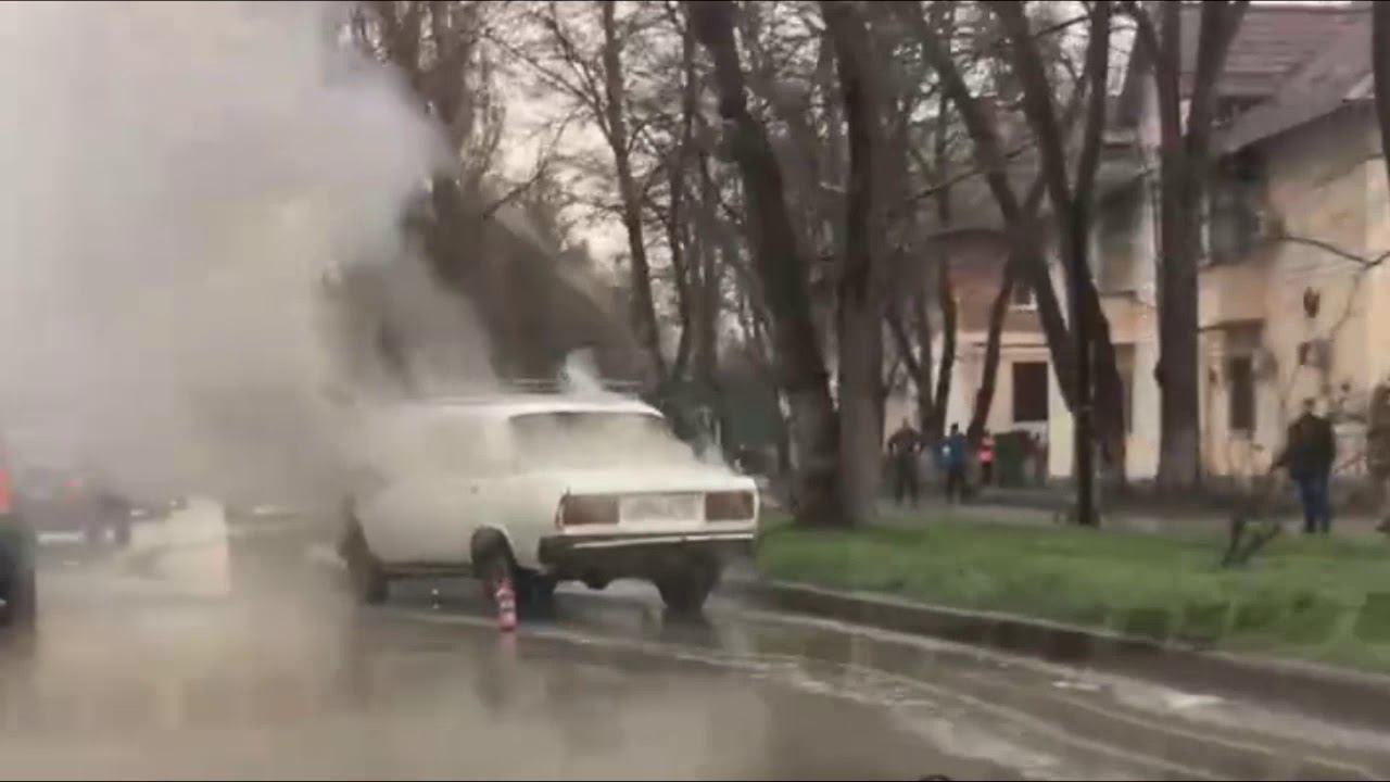 В Керчи на ходу загорелась машина смотреть онлайн