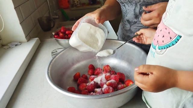 Дети выбрали и съели первый урожай своей клубники. смотреть онлайн