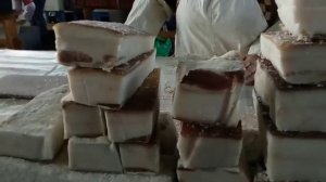 Херсон. Центральный рынок.  По мясным рядам, копчённости, колбасы, сало ,хлеб.