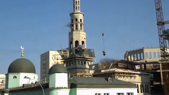 Московская мечеть. Человек на кране