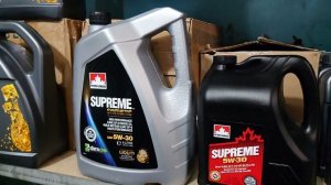 Моторное масло Petro Canada Supreme API SP ILSAC GF-6 и новая тара объемом 5 литров.