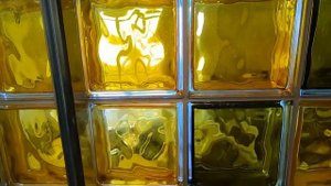 Перегородка из яркоокрашенных стеклоблоков (BRILLY YELLOW & BRILLY BRONZE)