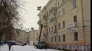 В Ярославле кровли домов очищают от снега и наледи