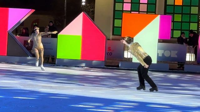 Сказки Плющенко. Валерий Ангелопол и Юлия Чергинец. Первый день 2024 года. Парк Горького смотреть онлайн