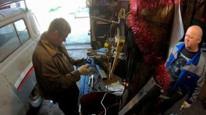 Будни электрика серия 4. Как снять коробку передач с УАЗ одному