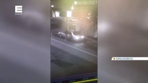 В Красноярске задержали подозреваемых в краже решеток люков на ул. Дудинской