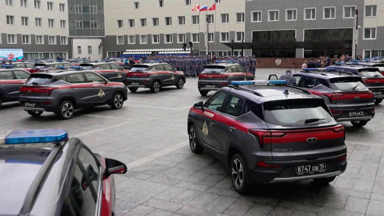 Сотрудники Росгвардии получили 100 новых служебных автомобилей отечественного производства