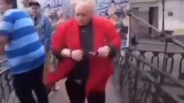 Стас Борецкий вальяжно шагает под минский андеграунд смотреть онлайн