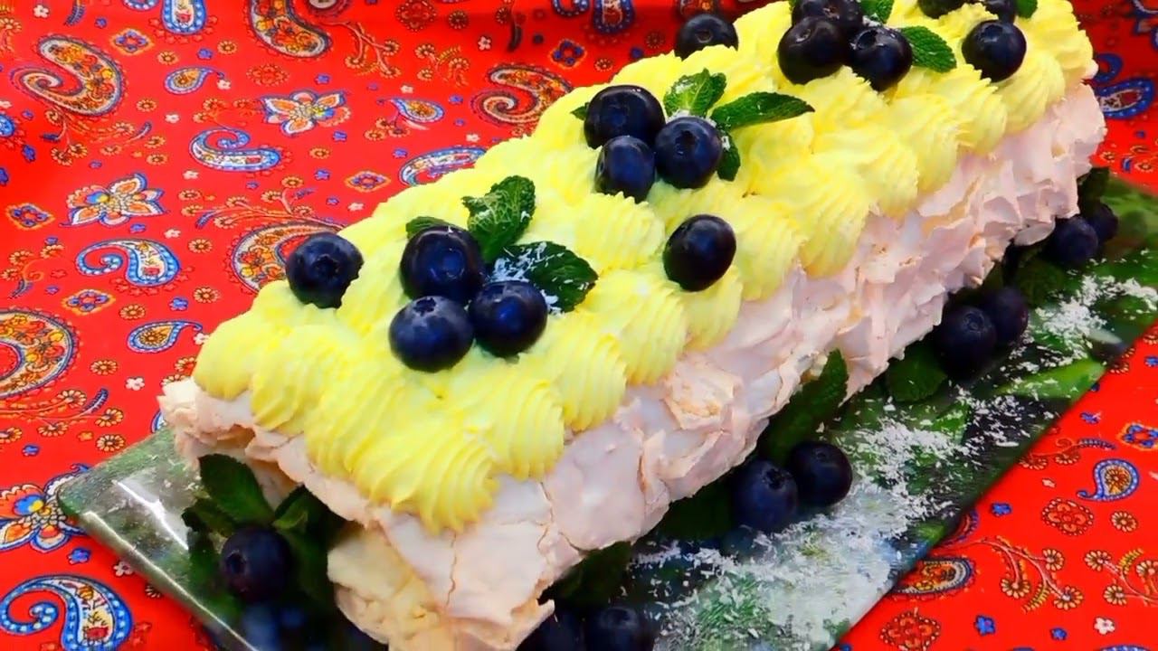 Меренговый рулет с ореховой колбаской из миндаля