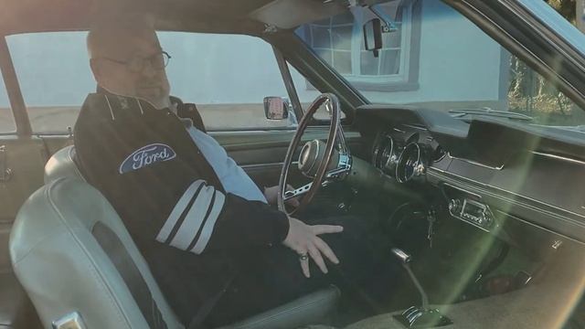 How to drive old Cars ? (Ford Mustang 1967 / Chevrolet Bel Air 1955) смотреть онлайн