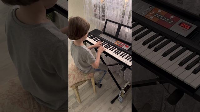 Синтезатор ямаха. 6 лет. Песенка кота Леопольда смотреть онлайн