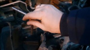 Как поменять свечи зажигания на KIA Sportage 3 и лампочки ближнего света фар